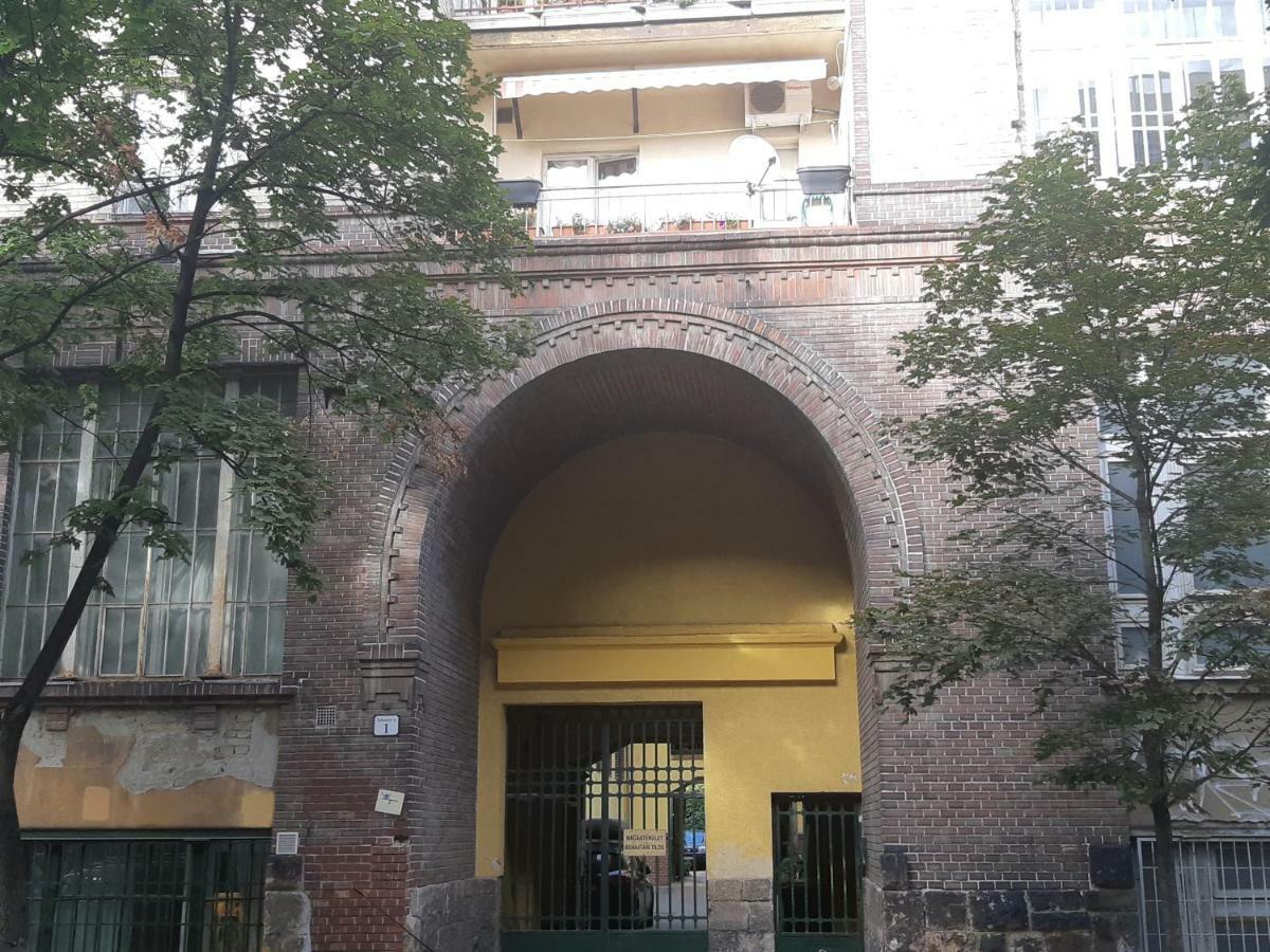 2 Bedroom Near Heroes Square Appartement